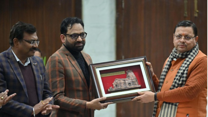 मुख्यमंत्री धामी ने सचिवालय में परिवहन विभाग के सचिव व निगम के प्रबंध निदेशक को किया सम्मानित
