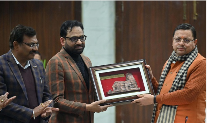 मुख्यमंत्री धामी ने सचिवालय में परिवहन विभाग के सचिव व निगम के प्रबंध निदेशक को किया सम्मानित