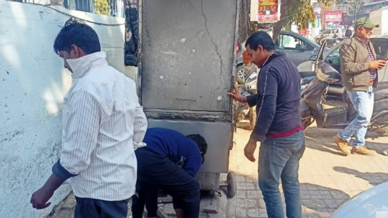 अतिक्रमण मुक्त अभियान के दौरान हटाये गए अवैध होर्डिंग्स