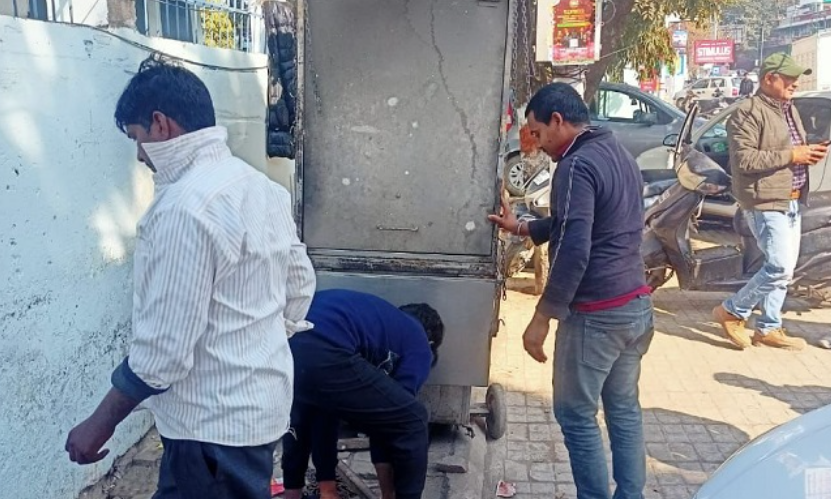 अतिक्रमण मुक्त अभियान के दौरान हटाये गए अवैध होर्डिंग्स