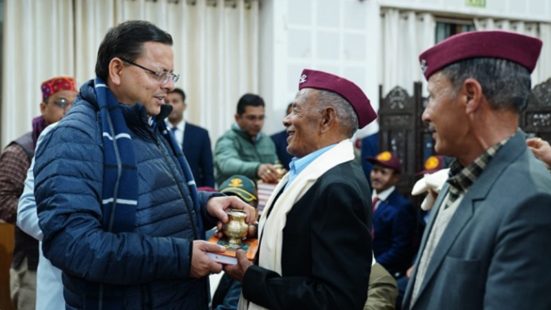 मुख्यमंत्री ने 15 महार रेजीमेंट के स्थापना दिवस पर रेजिमेंट के पूर्व सैन्य अधिकारियों को किया सम्मानित