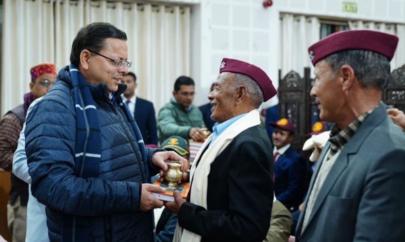 मुख्यमंत्री ने 15 महार रेजीमेंट के स्थापना दिवस पर रेजिमेंट के पूर्व सैन्य अधिकारियों को किया सम्मानित