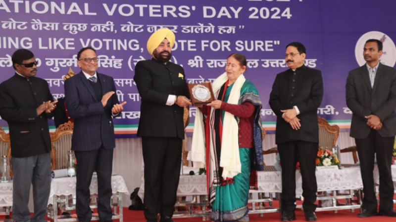 मतदान पर आधारित ‘जागरूकता गीत’ पर पद्मश्री बसंती बिष्ट को सम्मानित करते राज्यपाल