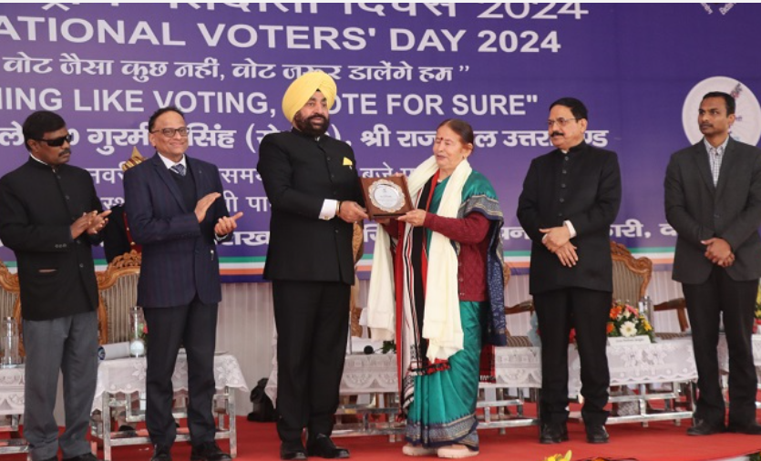 मतदान पर आधारित ‘जागरूकता गीत’ पर पद्मश्री बसंती बिष्ट को सम्मानित करते राज्यपाल