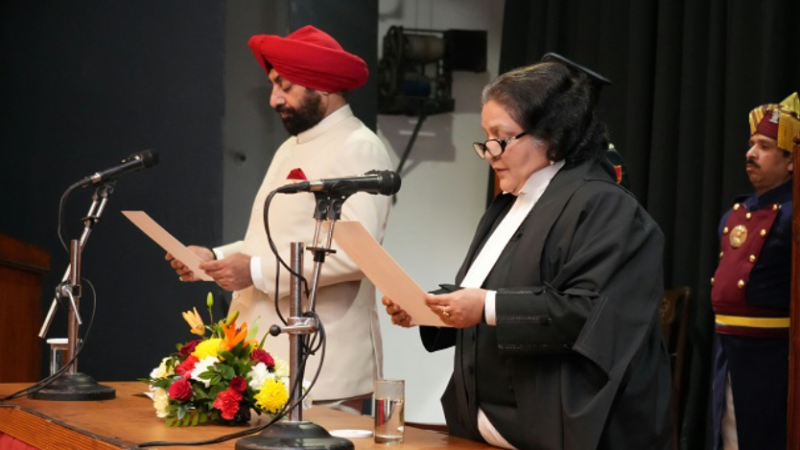 उच्च न्यायालय की नवनियुक्त मुख्य न्यायाधीश जस्टिस ऋतु बाहरी को राज्यपाल ने दिलाई शपथ