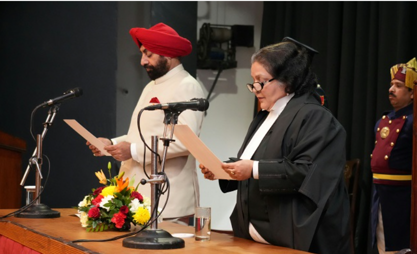 उच्च न्यायालय की नवनियुक्त मुख्य न्यायाधीश जस्टिस ऋतु बाहरी को राज्यपाल ने दिलाई शपथ