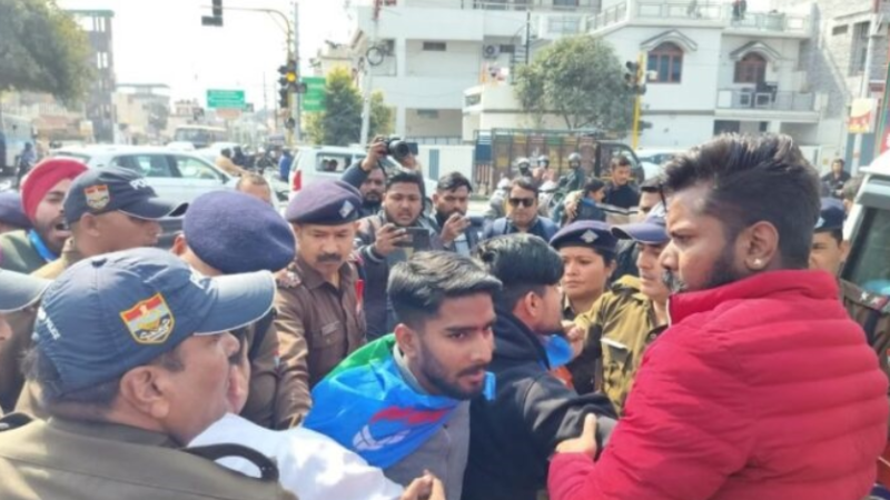 भाजपा कार्यालय कूच करते एनएसयूआई कार्यकर्ता गिरफ्तार