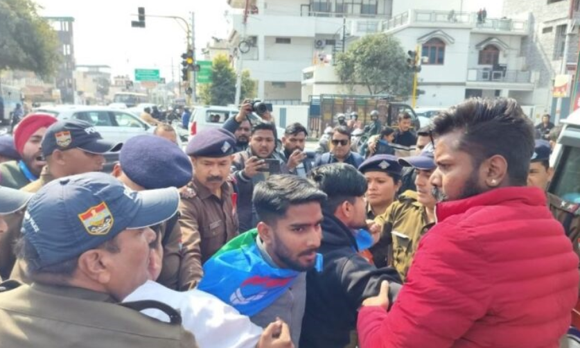 भाजपा कार्यालय कूच करते एनएसयूआई कार्यकर्ता गिरफ्तार
