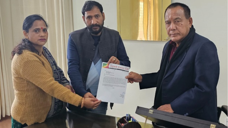 भर्ती की समस्याओं को लेकर यूकेएसएससी आयोग के अध्यक्ष से मिले रीजनल पार्टी के कार्यकर्ता