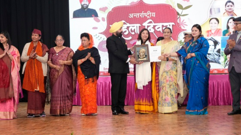 राज्यपाल ने विभिन्न क्षेत्रों में उत्कृष्ट कार्य करने वाली महिलाओं को सम्मानित किया