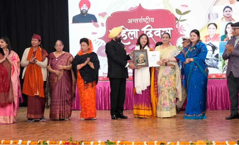 राज्यपाल ने विभिन्न क्षेत्रों में उत्कृष्ट कार्य करने वाली महिलाओं को सम्मानित किया