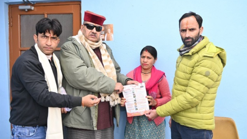 विभिन्न योजनाओं के लाभार्थियों से मंत्री जोशी ने लिया फीडबैक