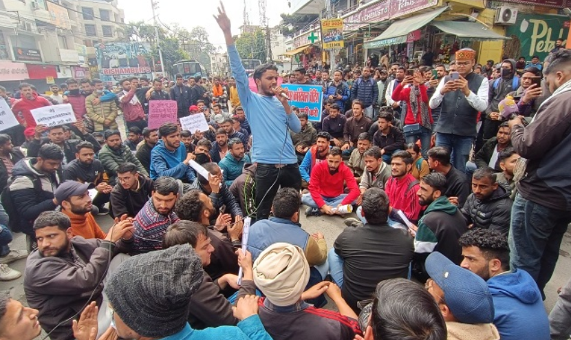 बेरोजगार संगठन ने किया मुख्यमंत्री आवास कूच
