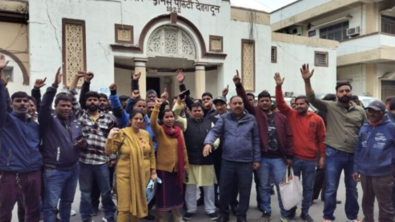 हड़ताल जारी, विधायक के माफी मांगने की मांग को लेकर अडे़ निगमकर्मी