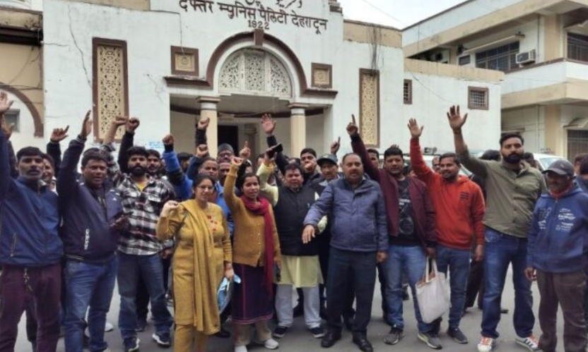 हड़ताल जारी, विधायक के माफी मांगने की मांग को लेकर अडे़ निगमकर्मी