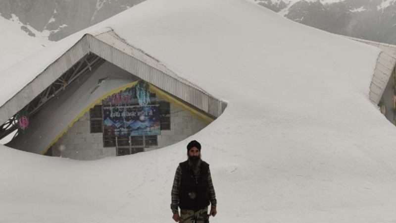 श्री हेमकुण्ट साहिब में 12 से 15 फुट तक बर्फ