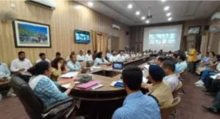 देहरादून । जिलाधिकारी श्रीमती सोनिका ने मानसून के दृष्टीगत जनपद में सघन डेंगू/मलेरिया नियंत्रण उपायों की समीक्षा करते हुए