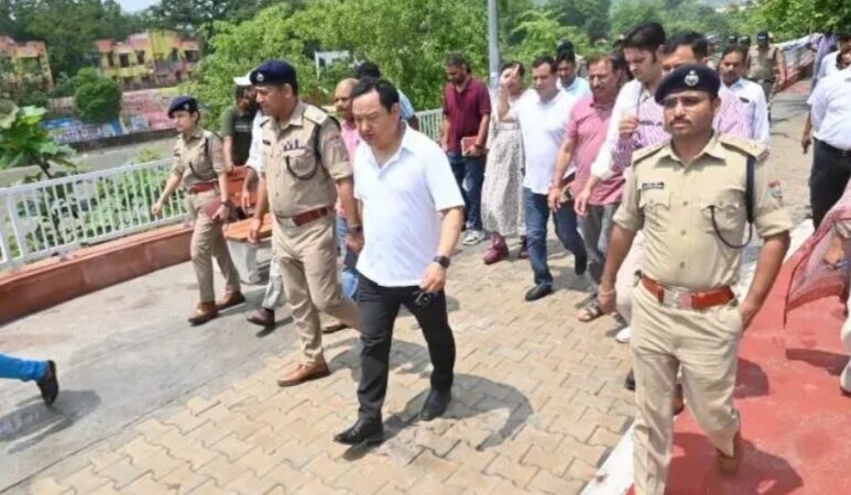 जिलाधिकारी धीराज सिंह गर्ब्याल ने एसएसपी प्रमेंद्र डोभाल तथा पूरे प्रशासनिक अमले के साथ कांवड़ यात्रा हेतु चल रही तैयारियों का स्थलीय निरीक्षण किया।