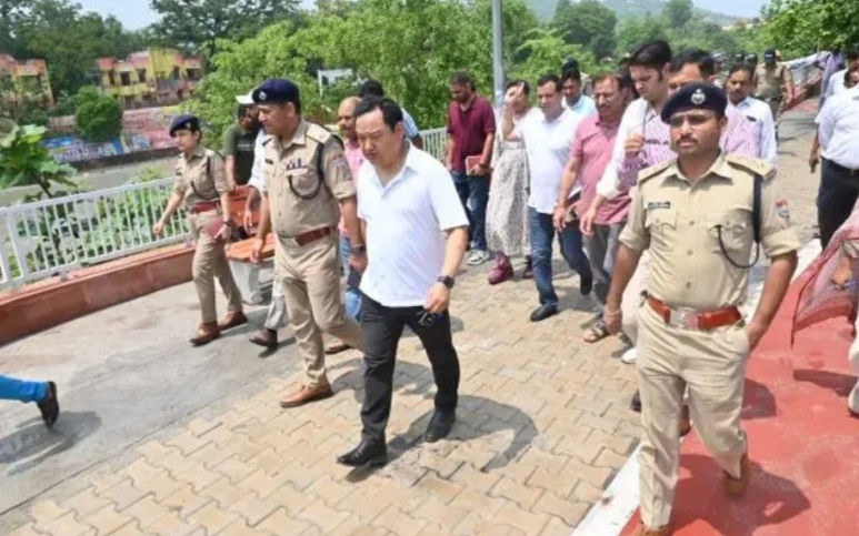 जिलाधिकारी धीराज सिंह गर्ब्याल ने एसएसपी प्रमेंद्र डोभाल तथा पूरे प्रशासनिक अमले के साथ कांवड़ यात्रा हेतु चल रही तैयारियों का स्थलीय निरीक्षण किया।