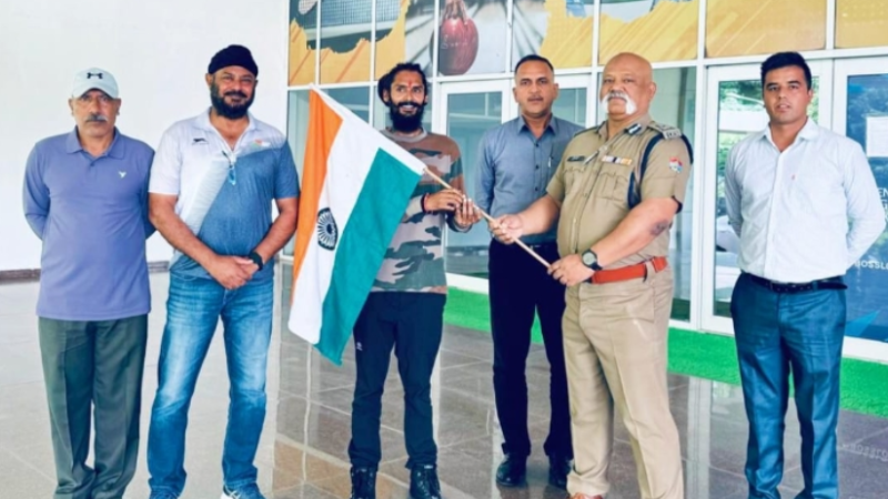 पर्वतारोही अंकित कुमार भारती को राष्ट्रध्वज प्रदान करते हुए अमित कुमार सिन्हा द्वारा फ्लैगऑफ किया गया