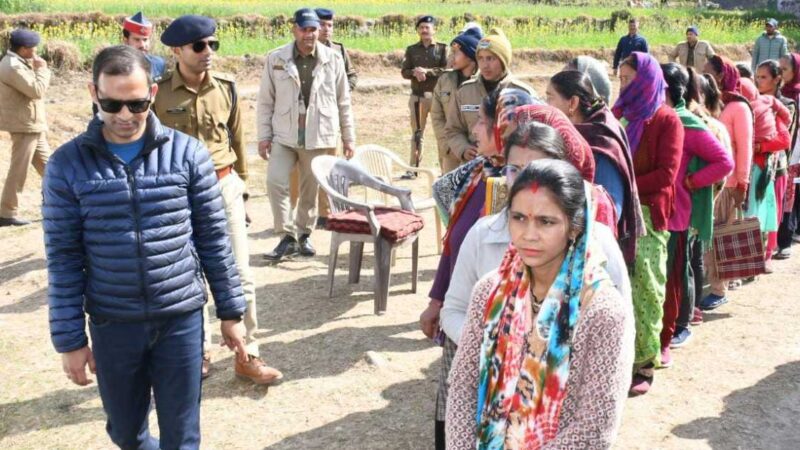 जिलाधिकारी आशीष भटगांई ने अनेक पोलिंग बूथों का निरीक्षण किया…