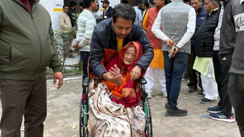 113 वर्षीय राम भजन माता ने वोट डालकर दिया मतदाता जागरूकता का संदेश
