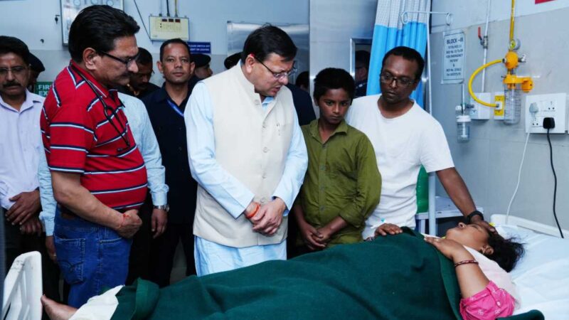 मुख्यमंत्री धामी ने कोरोनेशन अस्पताल पहुंचकर फूड प्वाइजनिंग से बीमार लोगों को हाल चाल जाना…