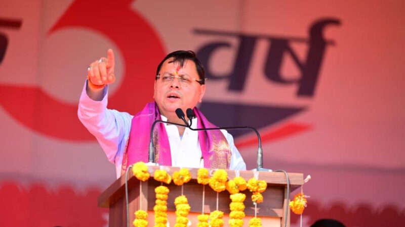 मुख्यमंत्री का भव्य रोड शो में  जनप्रतिनिधियों, जनता ने फूल वर्षा व पुष्प मालाओं से किया स्वागत