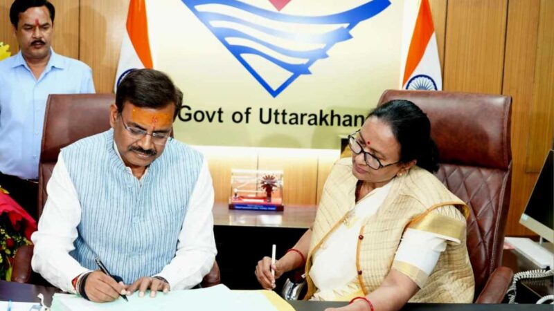 नवनियुक्त मुख्य सचिव आनन्द बर्द्धन ने पदभार ग्रहण किया