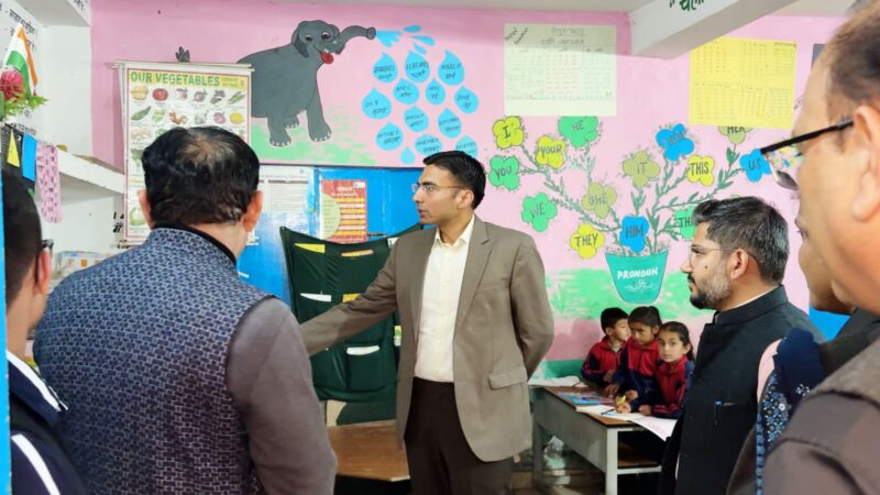 डीएम ने मौके पर ही 3 नवीन कक्षा कक्ष निर्माण,  बाउंड्रीवॉल, रसोईघर टाइल को दी स्वीकृति