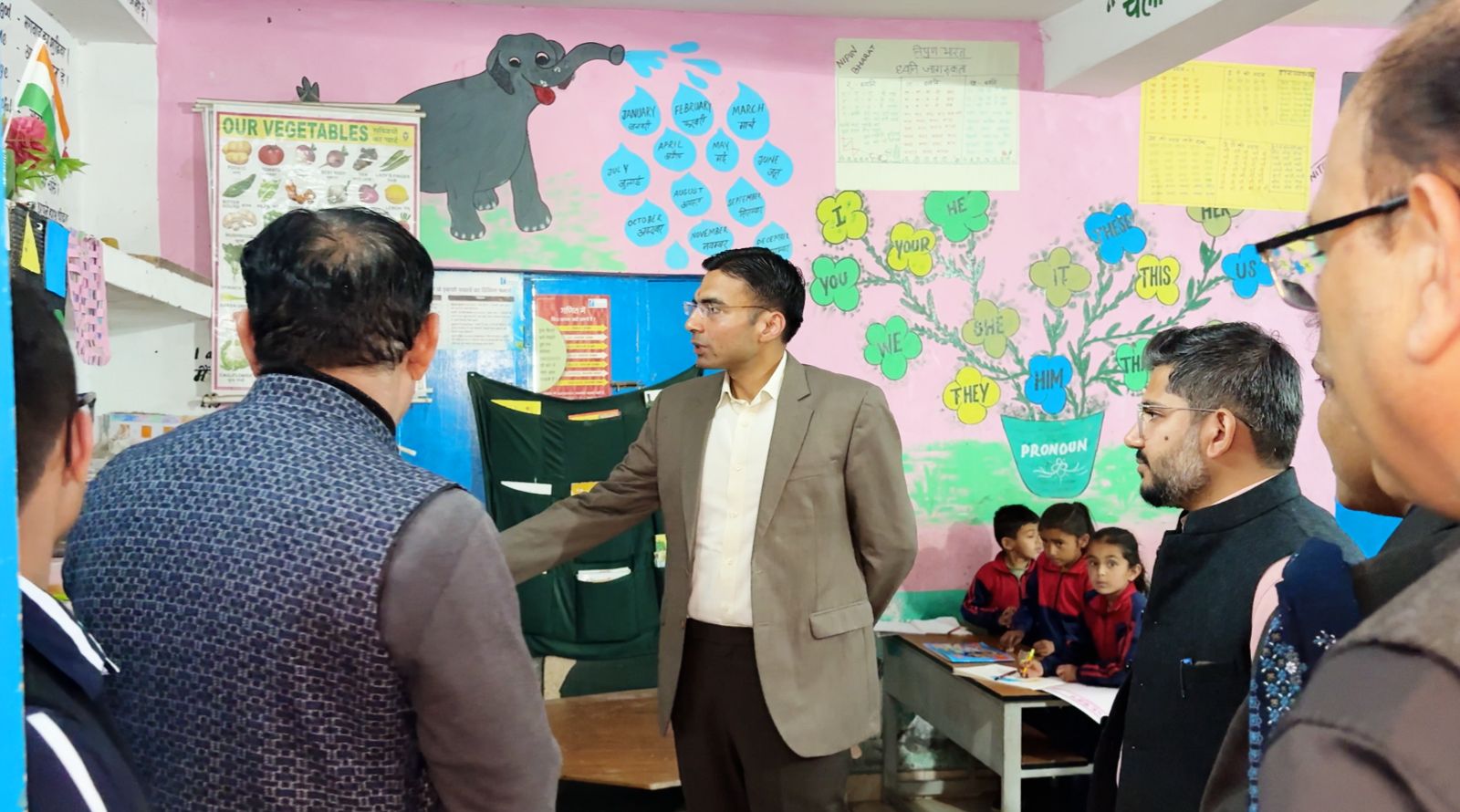 डीएम ने मौके पर ही 3 नवीन कक्षा कक्ष निर्माण,  बाउंड्रीवॉल, रसोईघर टाइल को दी स्वीकृति
