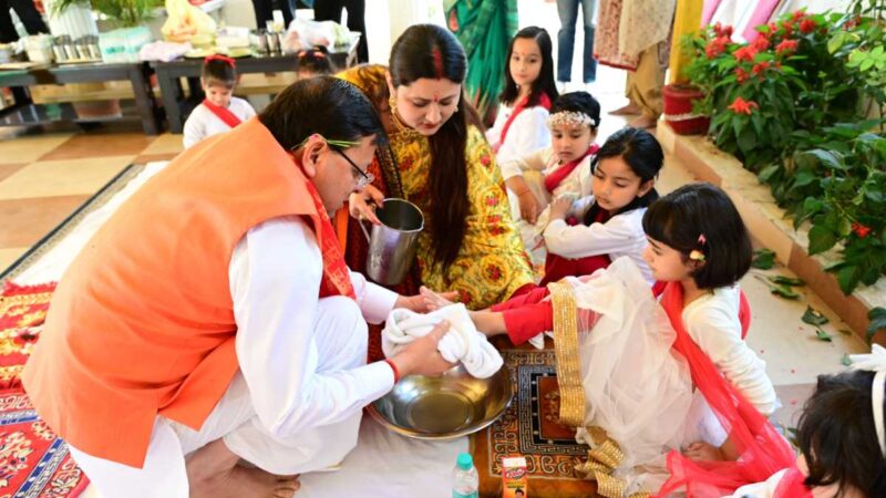 मुख्यमंत्री धामी ने रामनवमी और दुर्गा नवमी के अवसर पर सपरिवार पूजा – अर्चना की