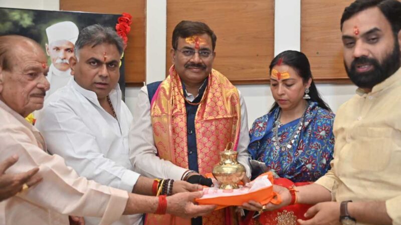 मुख्य सचिव आनन्द बर्द्धन ने चारधाम यात्रा की तैयारियों को लेकर हरिद्वार में अधिकारियों के साथ बैठक की