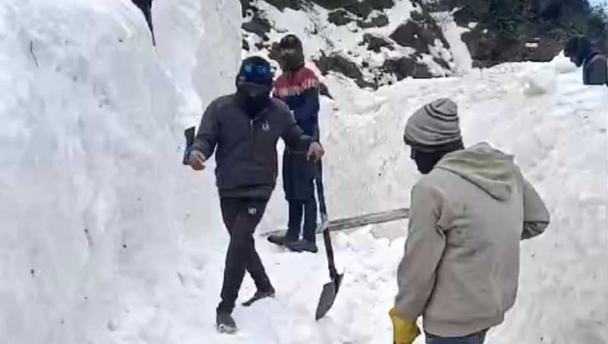 केदारनाथ यात्रा मार्ग से बर्फ हटाने का कार्य तेज़, 270 मजदूर तैनात, तेजी से हो रहा कार्य