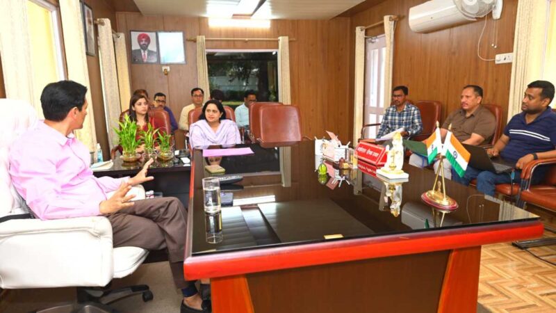 आयुक्त दीपक रावत की अध्यक्षता में विकास कार्यों की समीक्षा, गुणवत्तापूर्ण निर्माण पर जोर