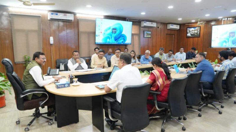 मुख्य सचिव आनन्द बर्द्धन ने बुधवार को सचिवालय में बीएसएनएल, एयरटेल एवं जियो नेटवर्क के राज्य स्तरीय अधिकारियों के साथ बैठक की