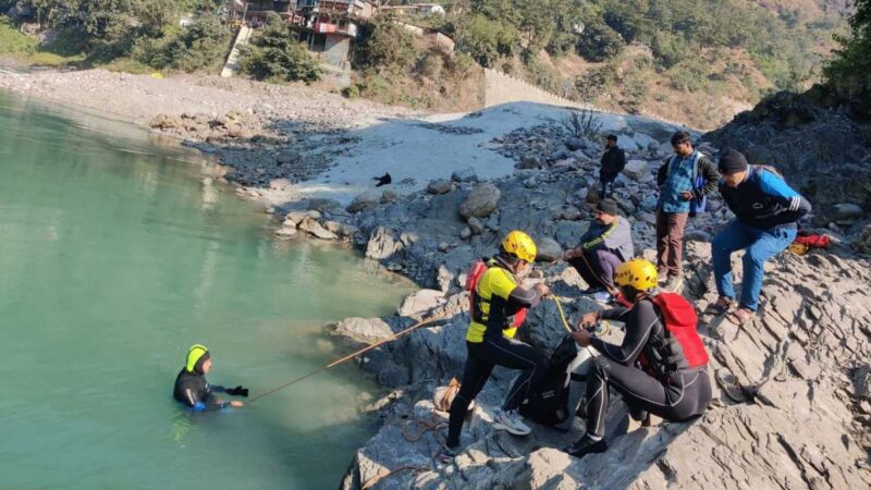 Rishikesh आने वाले पर्यटकों के हाथ लगेगी मायूसी, कई गंगा घाटों पर पुलिस ने लगाई रोक
