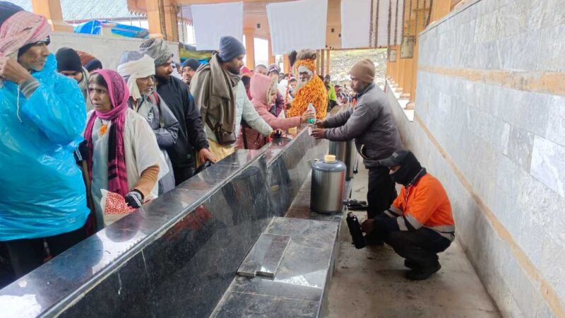 केदारनाथ धाम में तीर्थ यात्रियों को मिल रही राहत, आस्था पथ पर सुलभ कर्मियों की विशेष सेवा