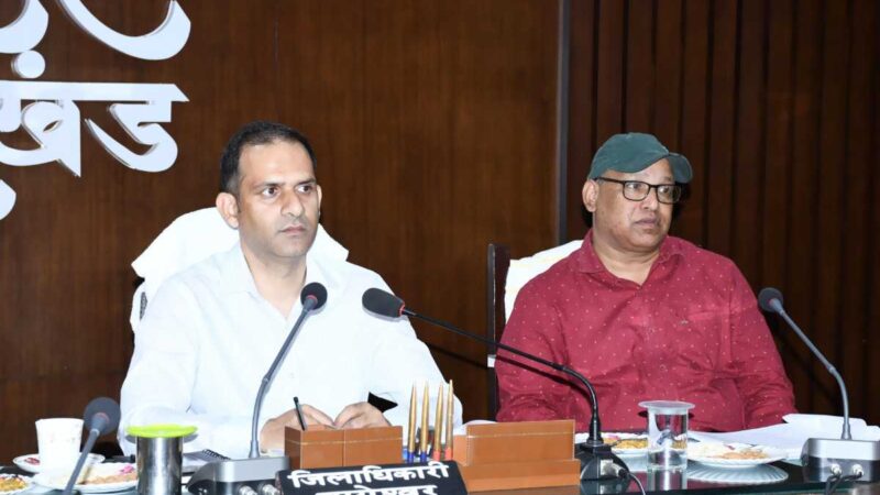 जिलाधिकारी आशीष भटगांई ने मुख्यमंत्री द्वारा की गई घोषणाओं की समीक्षा बैठक की
