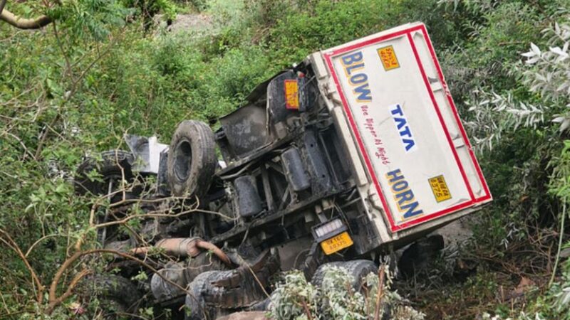 सड़क की दीवार बैठने के कारण 50 मीटर खाई में जा गिरा ट्रक