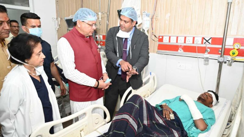 सीएम धामी पहुंचे एम्स ऋषिकेश, रुद्रप्रयाग बस दुर्घटना में घायल यात्रियों का हाल-चाल जाना