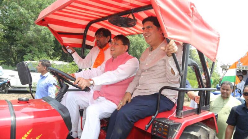ट्रैक्टर की स्टेयरिंग पर सीएम धामी: जनता से जुड़कर ही होता है सच्चा नेतृत्व