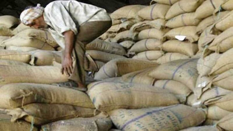 हजारों लोग भीड़ में लगकर राशन लेने को थे मजबूर; डीएम लिया संज्ञान