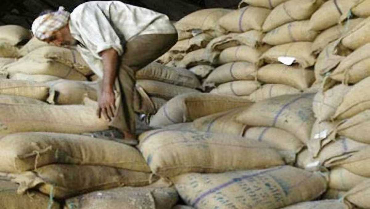 हजारों लोग भीड़ में लगकर राशन लेने को थे मजबूर; डीएम लिया संज्ञान