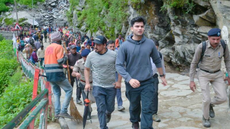 कार्यभार ग्रहण करते ही नवनियुक्त जिलाधिकारी प्रतीक जैन ने पैदल मार्ग से यात्रा कर लिया बाबा केदारनाथ का आशीर्वाद