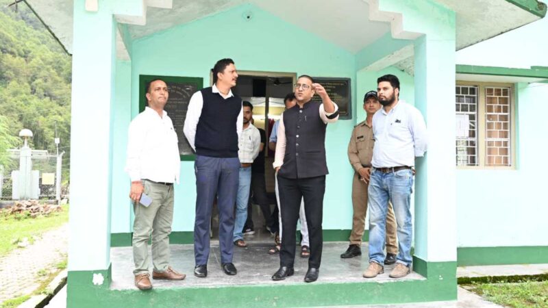 उत्तरकाशी: त्रिस्तरीय पंचायत चुनाव की तैयारियां तेज़, जिला निर्वाचन अधिकारी ने यहां किया निरीक्षण
