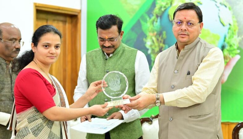 मुख्यमंत्री धामी ने विश्व पर्यावरण दिवस पर पर्यावरण के क्षेत्र में सर्वश्रेष्ठ कार्य करने वाले लोगों को सम्मानित किया