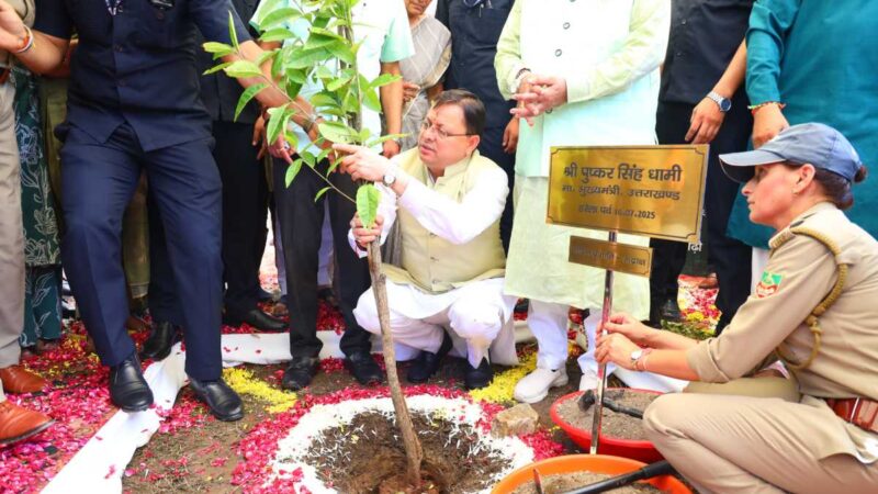 हरेला पर्व पर राज्यव्यापी पौधारोपण कार्यक्रम में मुख्यमंत्री ने रोपा रुद्राक्ष का पौधा