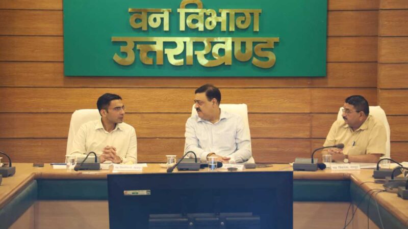 देहरादून शहर के मार्गों पर रोड़ कटिंग कार्यों की समीक्षा बैठक हुई