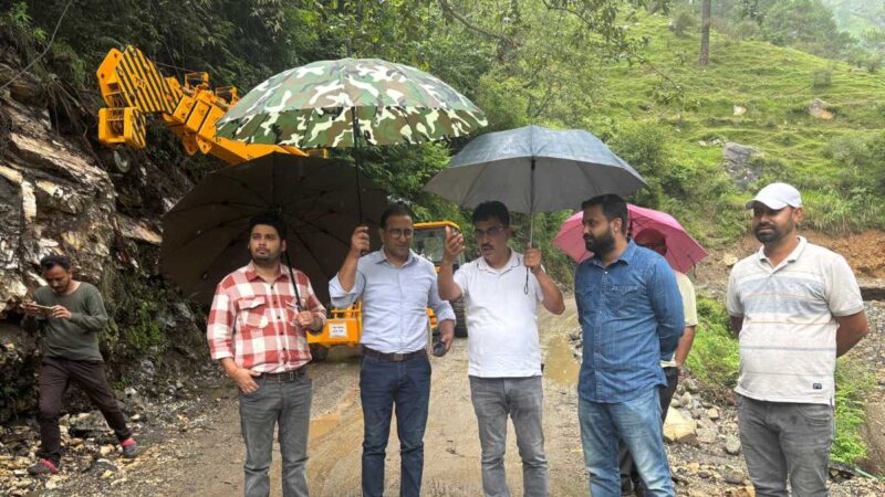 जिलाधिकारी ने यमुनोत्री हाइवे पर  ओजारी और स्यानचट्टी क्षेत्रों का निरीक्षण किया